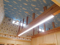 同じく保育室の天井です。青空の斜め天井になってます。