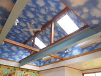遊戯室の天井に天窓を付け、青空になってます！